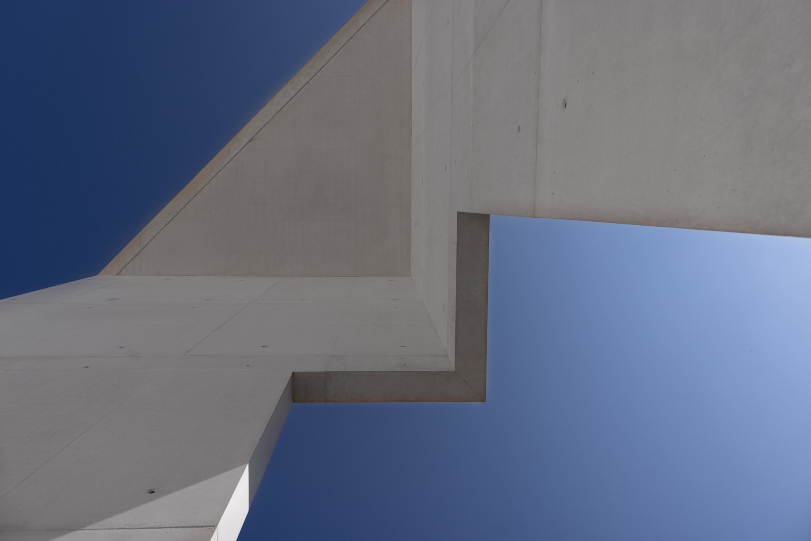 Monastery of Leça do Balio extension by Álvaro Siza. Photograph by Augusto Custodio.
