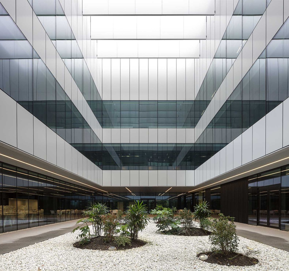 New pharmaceutical production plant for Faes Farma by IDOM. Photograph by Aitor Ortiz.