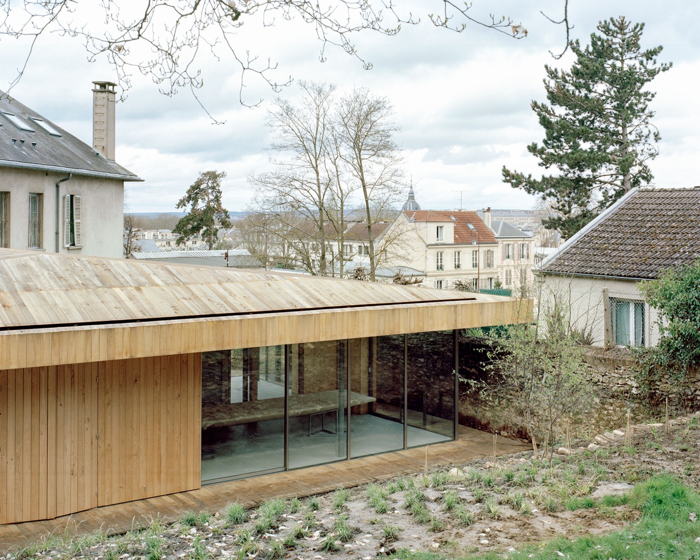 L’office National des Forêts de Versailles by Atelier Delalande Tabourin. Photograph by Maxime Delvaux.