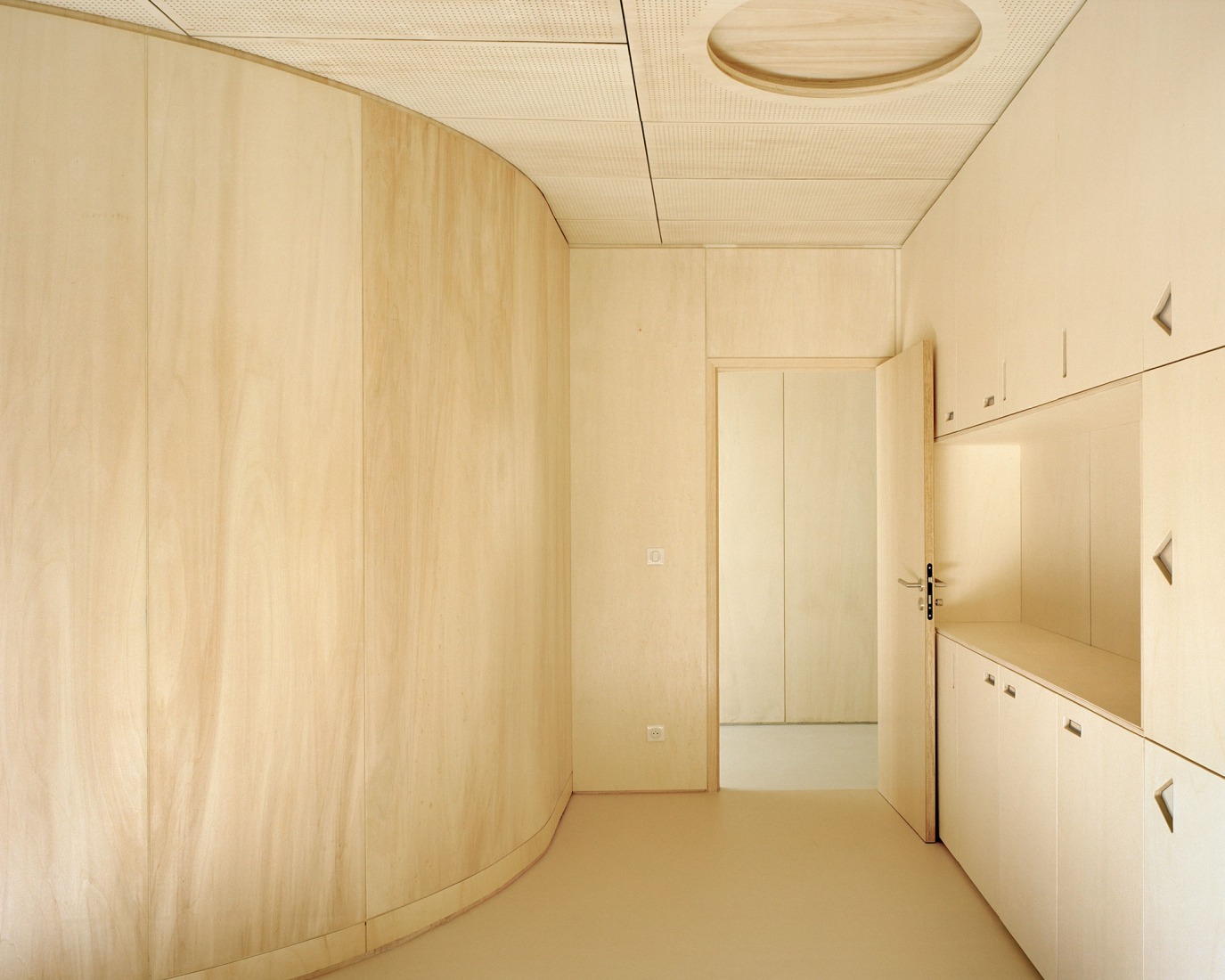 L’office National des Forêts de Versailles by Atelier Delalande Tabourin. Photograph by Maxime Delvaux.