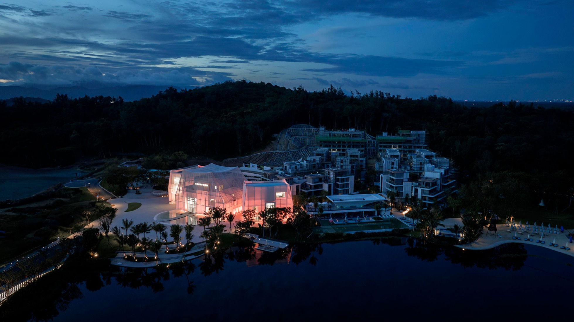 Galería de arte «Flickering Peak CP·SUN RIVER» por Wutopia Lab. Fotografía por Guowei Liu.