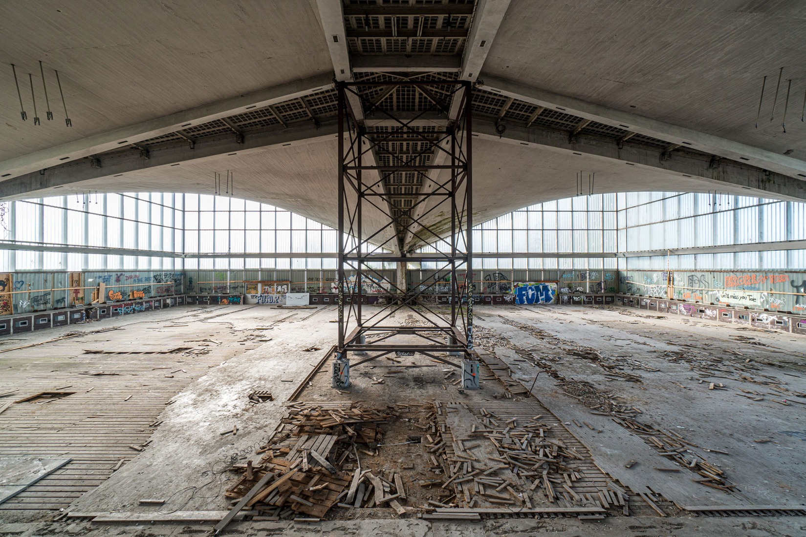 Status before intervention. Hyparschale Magdeburg renovation by gmp Architekten. Photograph by Marco Dziallas (Ostmodern).