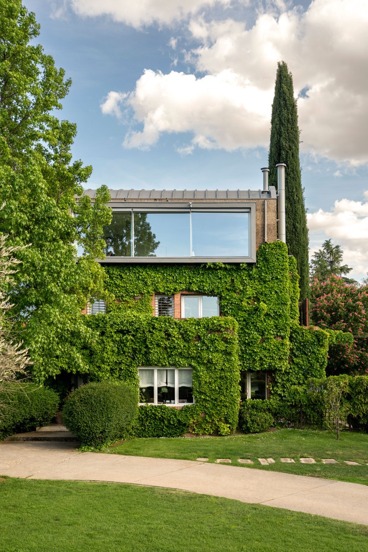 DOMEHOME. Extension of a single-family home in Aravaca by EME157. Photograph by Luis Asín.