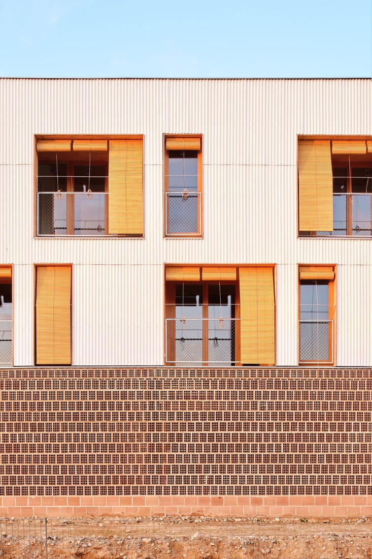 48 Social housing units in Magaluf, Calvià by Lloc Arquitectes. Photograph by José Hevia.