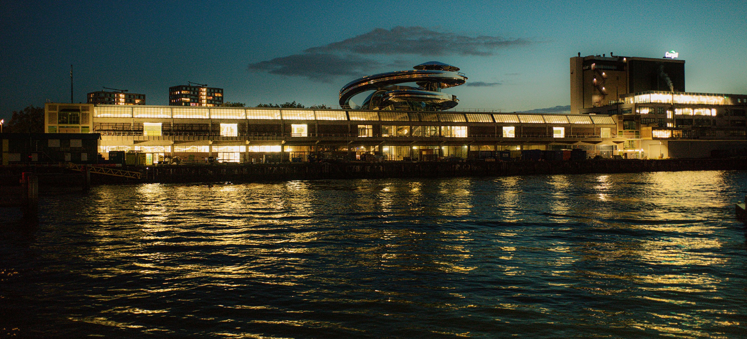 Fénix al anochecer. Fenix por Ma Yansong/MAD Architects. Fotografía por Gregg Telussa.