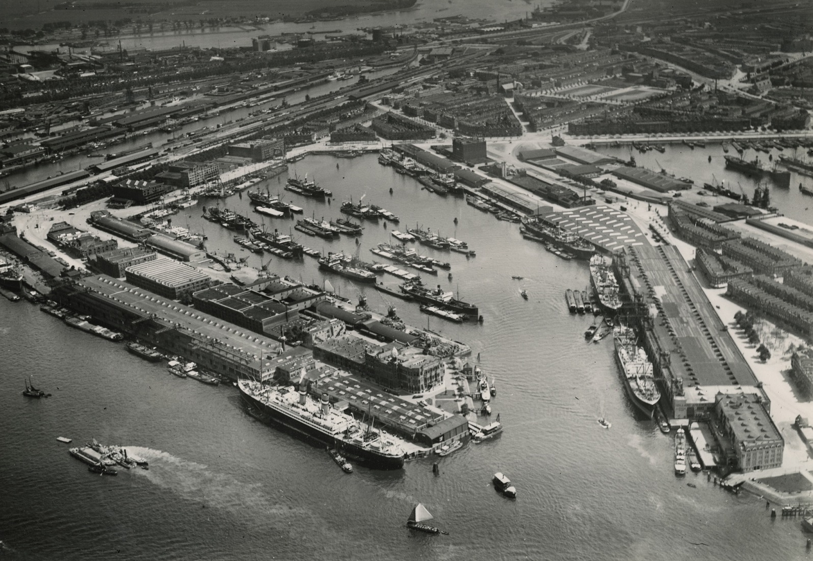 Vista aérea desde Rijnhaven y Wilhelminakade que muestra los edificios de la línea Holland-America. En el lado derecho, una parte de Maashaven. El almacén de San Francisco se encuentra en la esquina inferior derecha. 1939. Fotografía por KLM Aerocarto. Cortesía por Rotterdam City Archives.