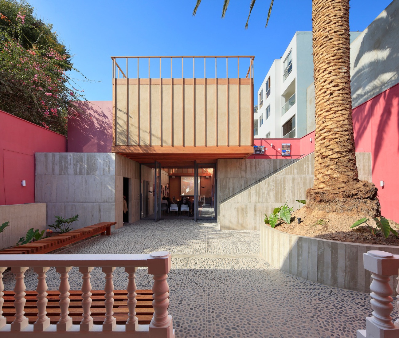Instituto Francés de Estudios Andinos por José Bauer Silva, Augusto Román Moncagatta, Enrique Santillana Ciriani. Fotografía por Juan Solano.