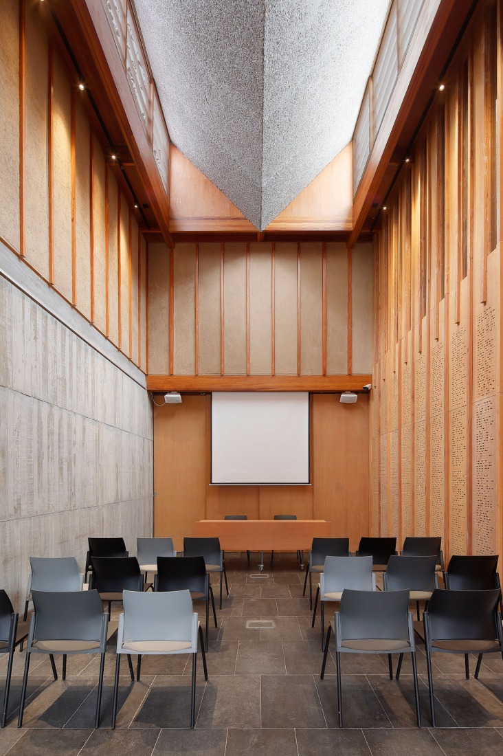Instituto Francés de Estudios Andinos por José Bauer Silva, Augusto Román Moncagatta, Enrique Santillana Ciriani. Fotografía por Juan Solano.