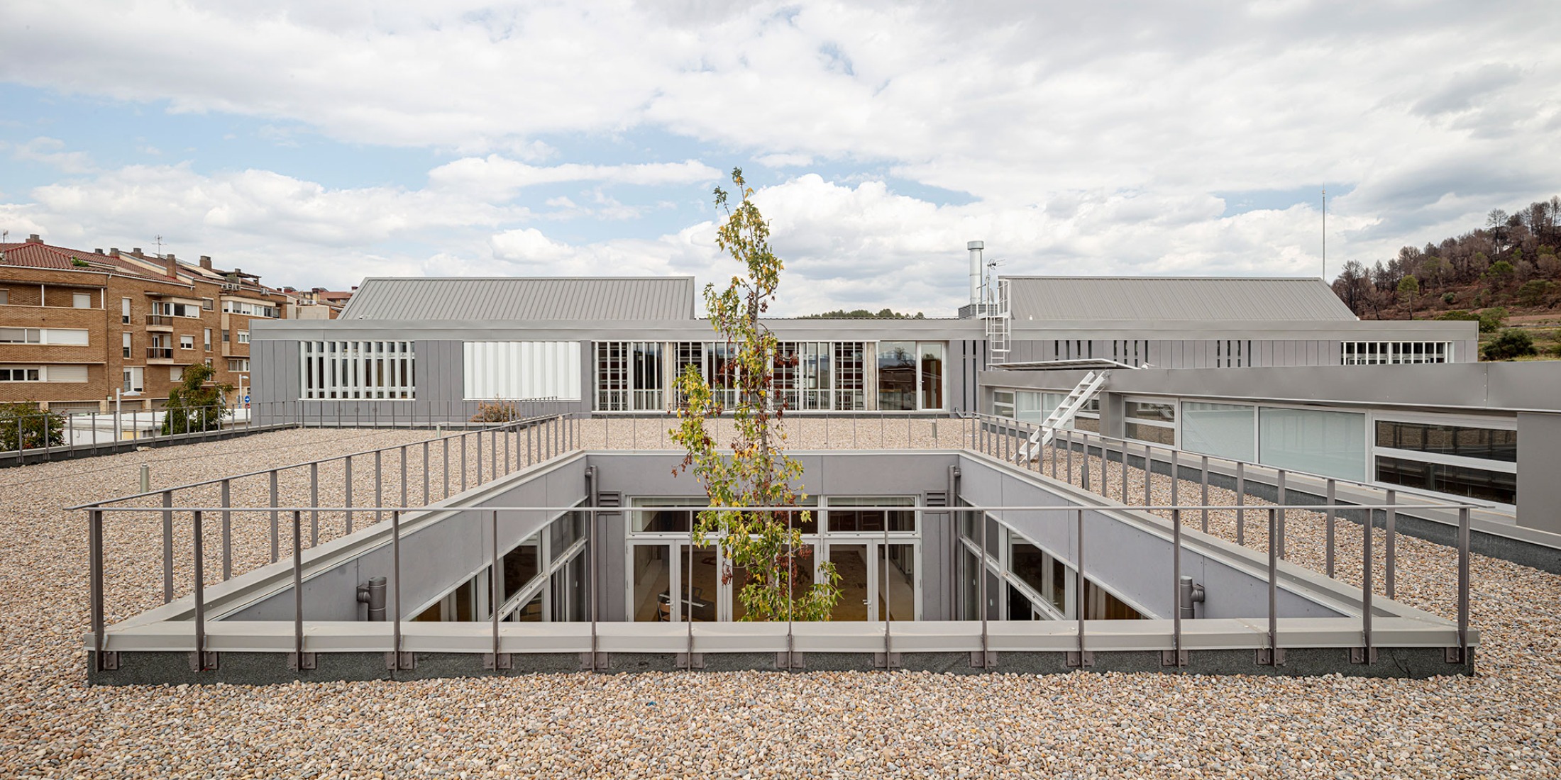 Escuela «PLA DEL PUIG» por Coll-Leclerc. Fotografía por Adrià Goula.