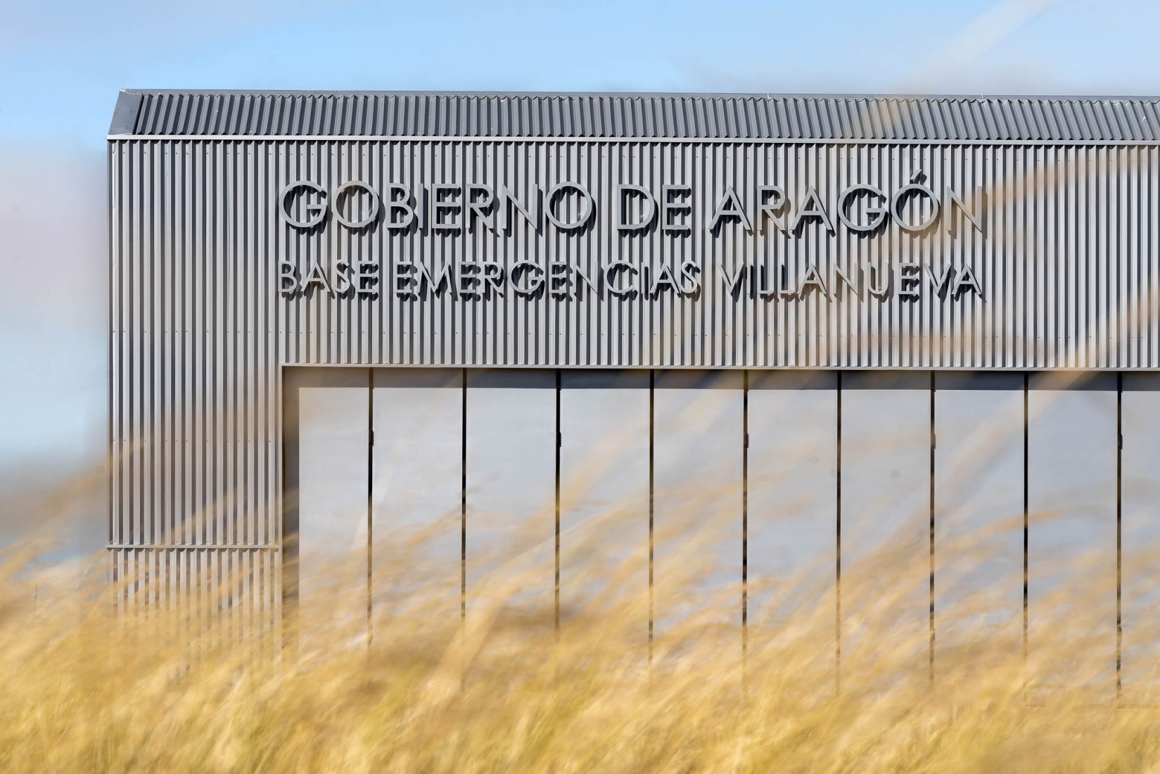 Base de emergencias de Protección Civil y Gestión Forestal por Santiago Carroquino Arquitectos. Fotografía por Simón García/ arqfot.