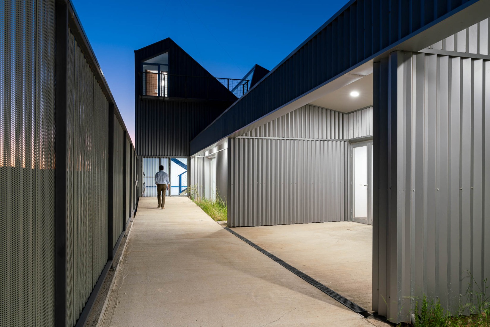 Base de emergencias de Protección Civil y Gestión Forestal por Santiago Carroquino Arquitectos. Fotografía por Simón García/ arqfot.