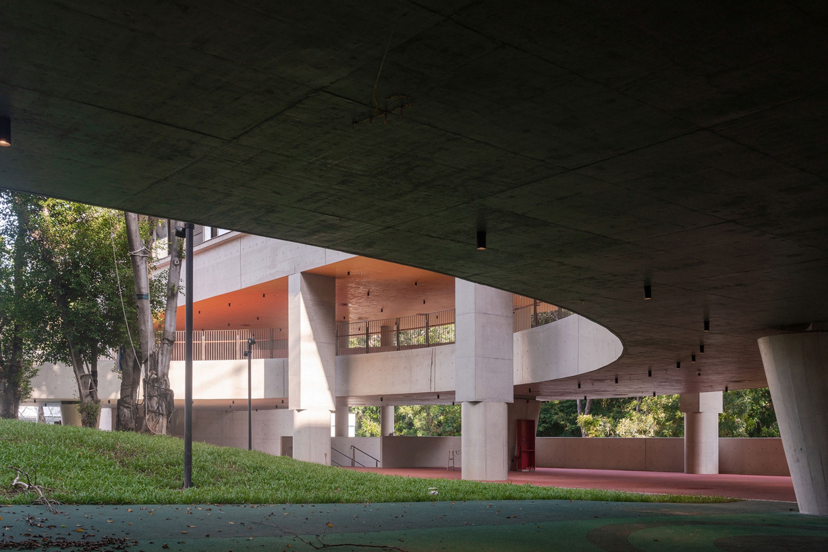 Escuela primaria de lenguas extranjeras Liyuan por Vector Architects. Fotografía por DONG Arch Photography.