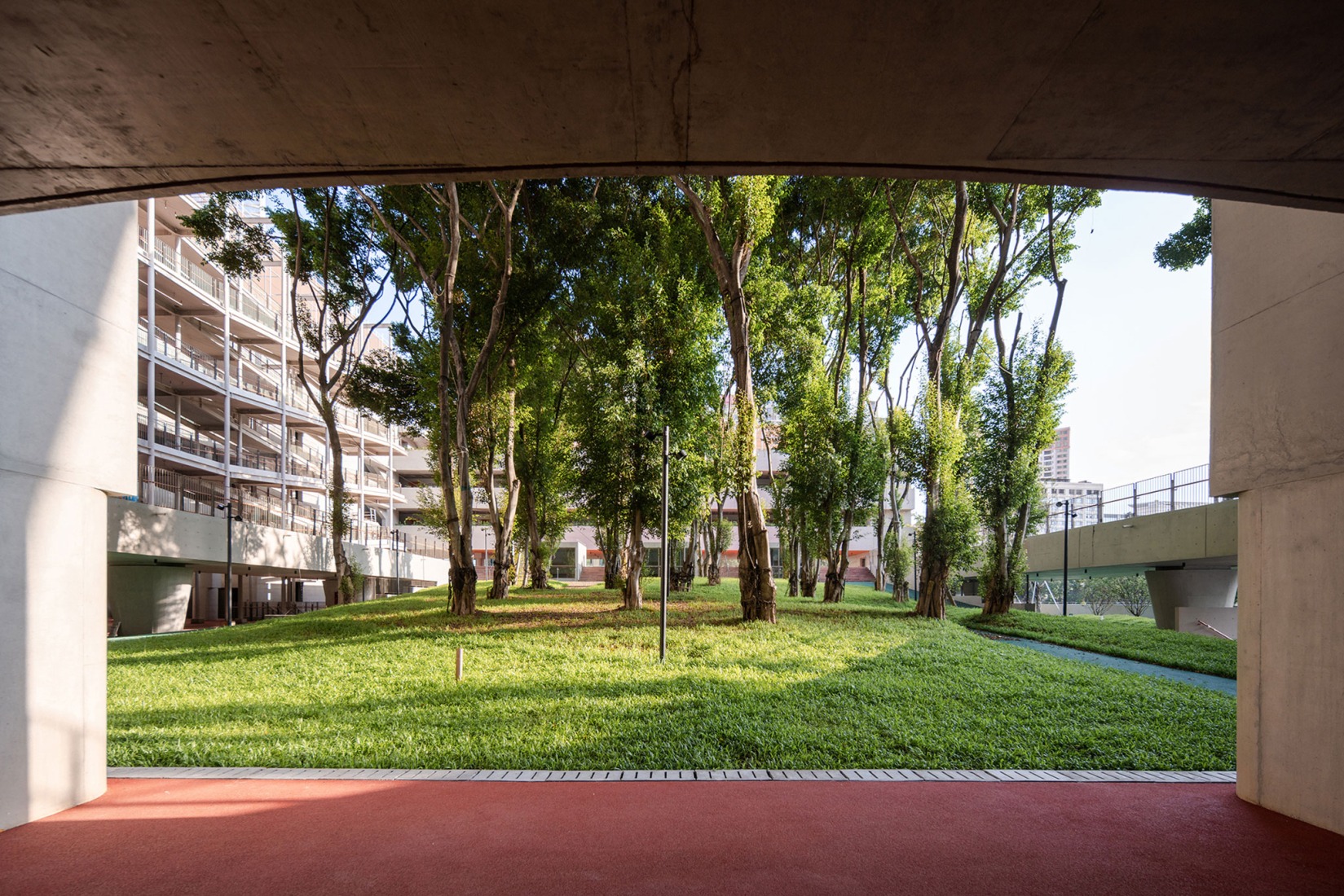Escuela primaria de lenguas extranjeras Liyuan por Vector Architects. Fotografía por DONG Arch Photography.