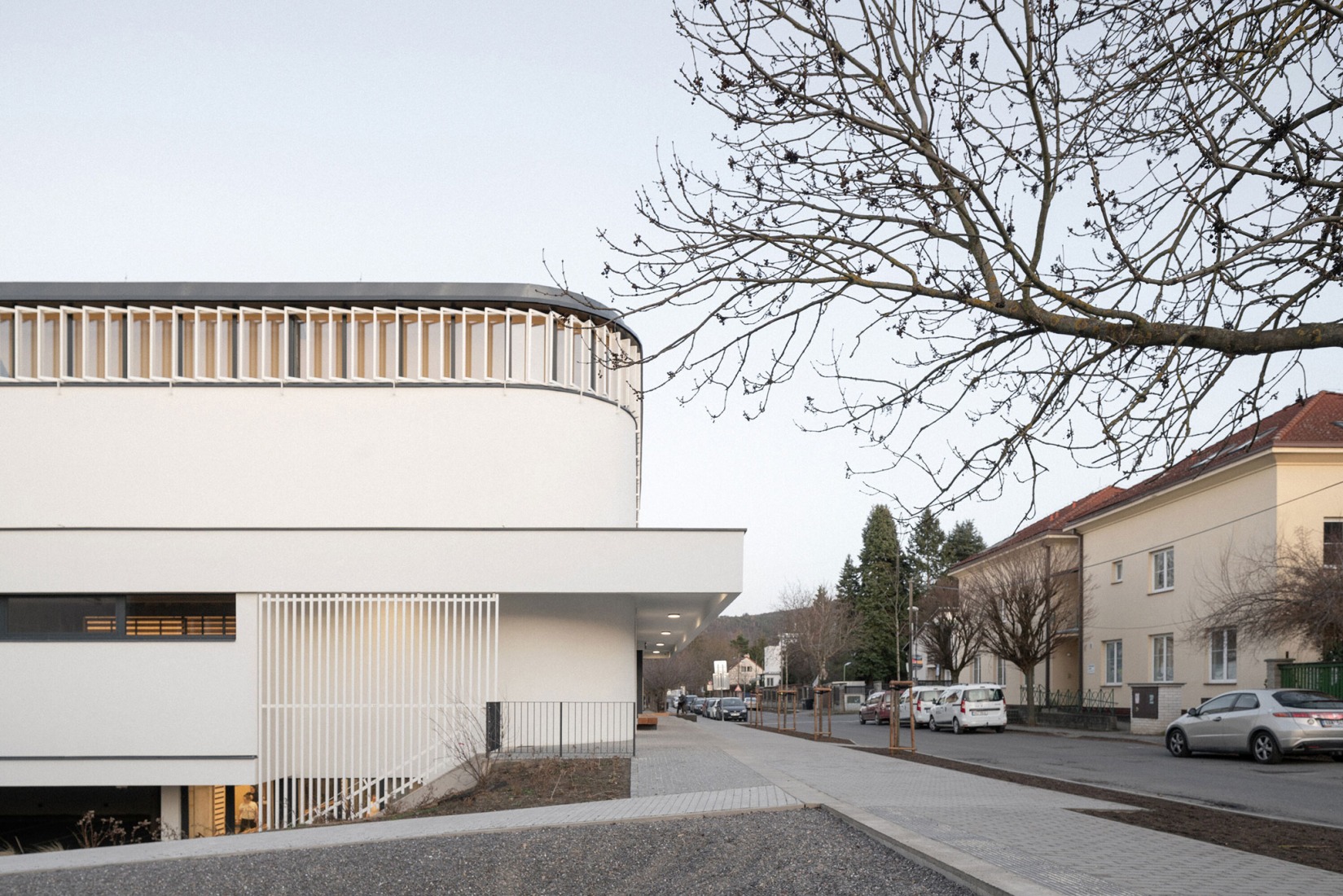 Pabellón deportivo de Řevnice por Grido architekti. Fotografía por Alex Shoots Buildings.