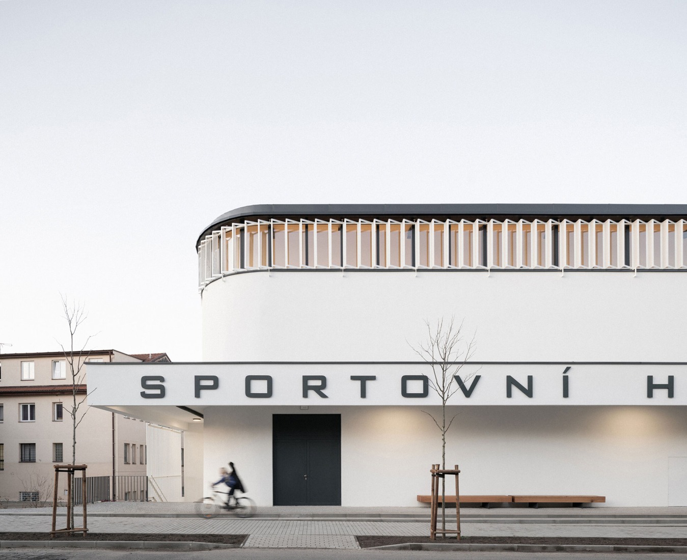 Pabellón deportivo de Řevnice por Grido architekti. Fotografía por Alex Shoots Buildings.