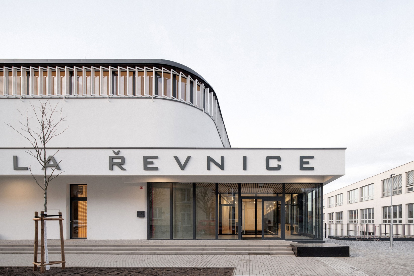 Pabellón deportivo de Řevnice por Grido architekti. Fotografía por Alex Shoots Buildings.