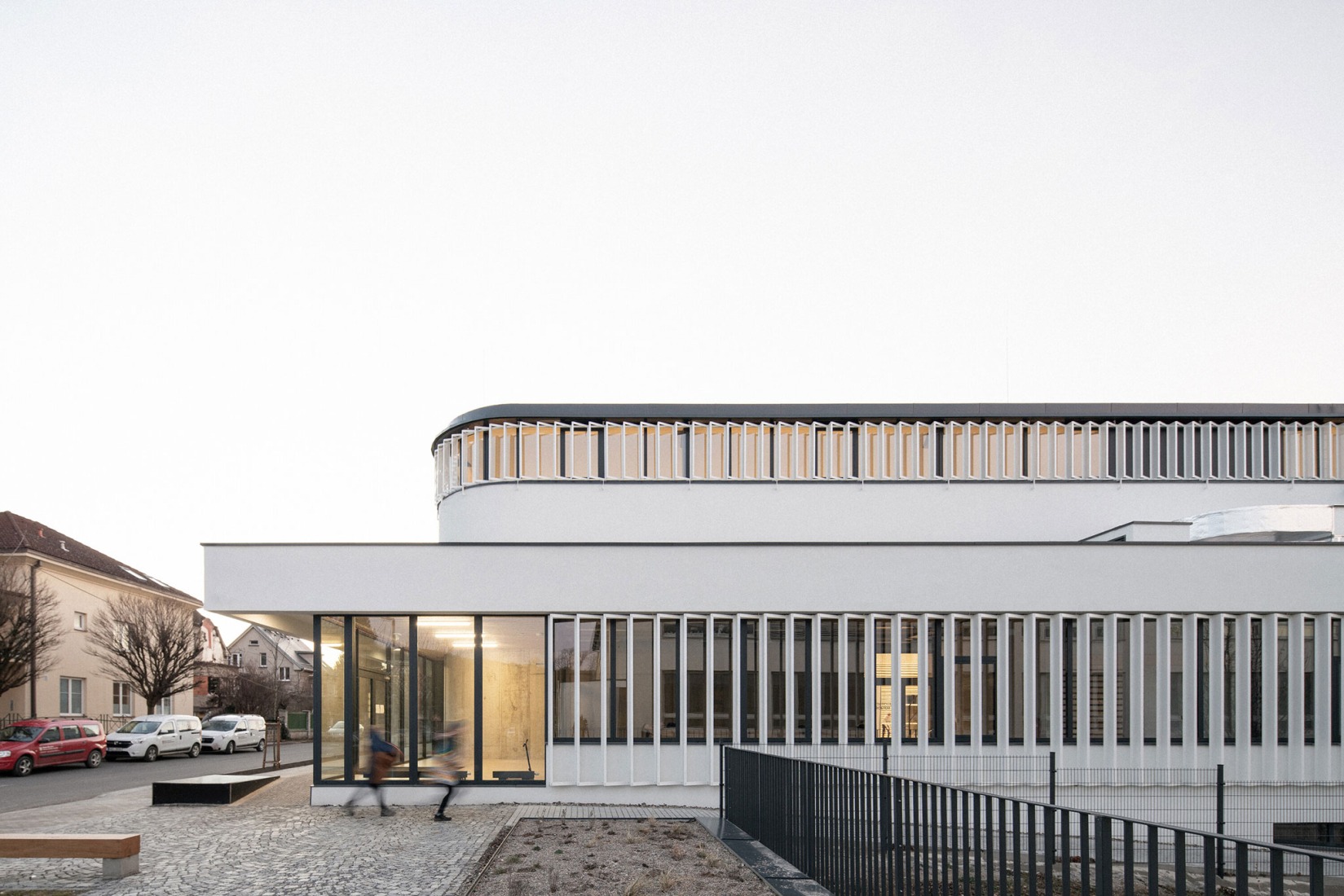Pabellón deportivo de Řevnice por Grido architekti. Fotografía por Alex Shoots Buildings.