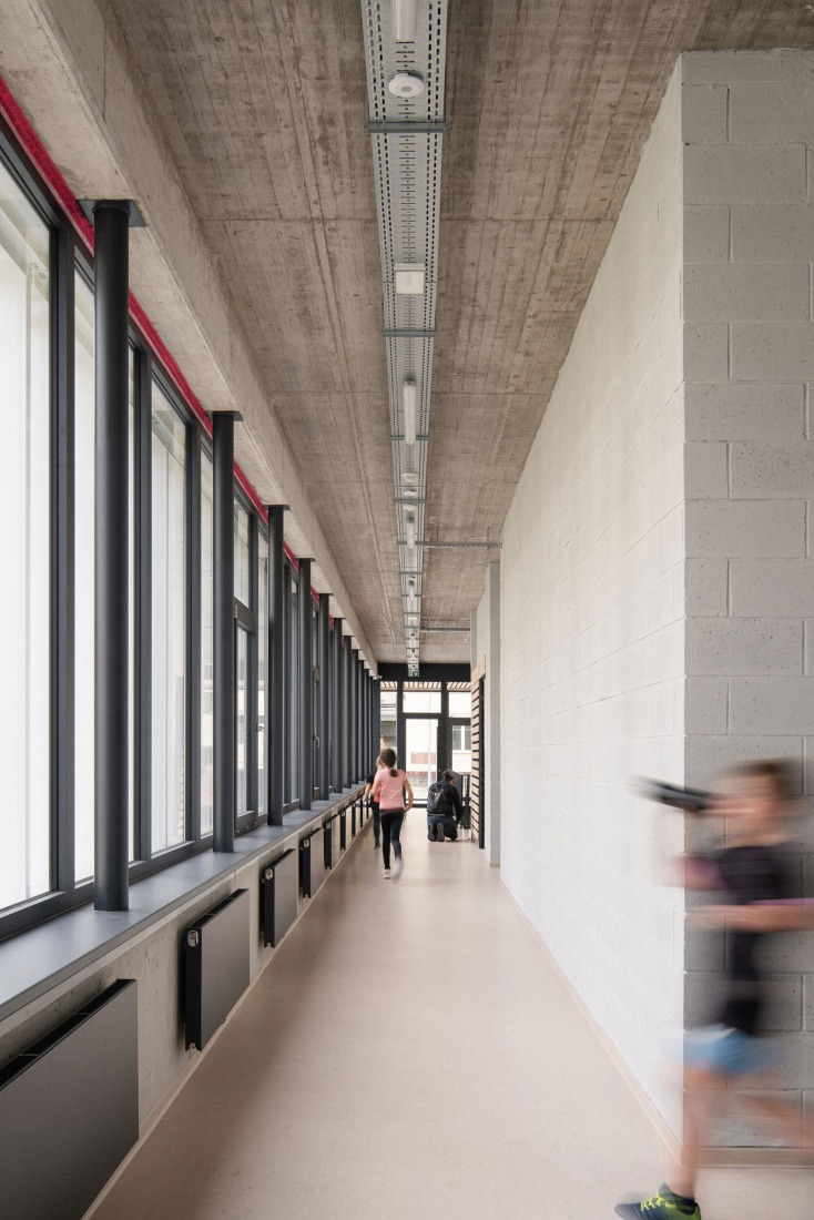 Pabellón deportivo de Řevnice por Grido architekti. Fotografía por Alex Shoots Buildings.