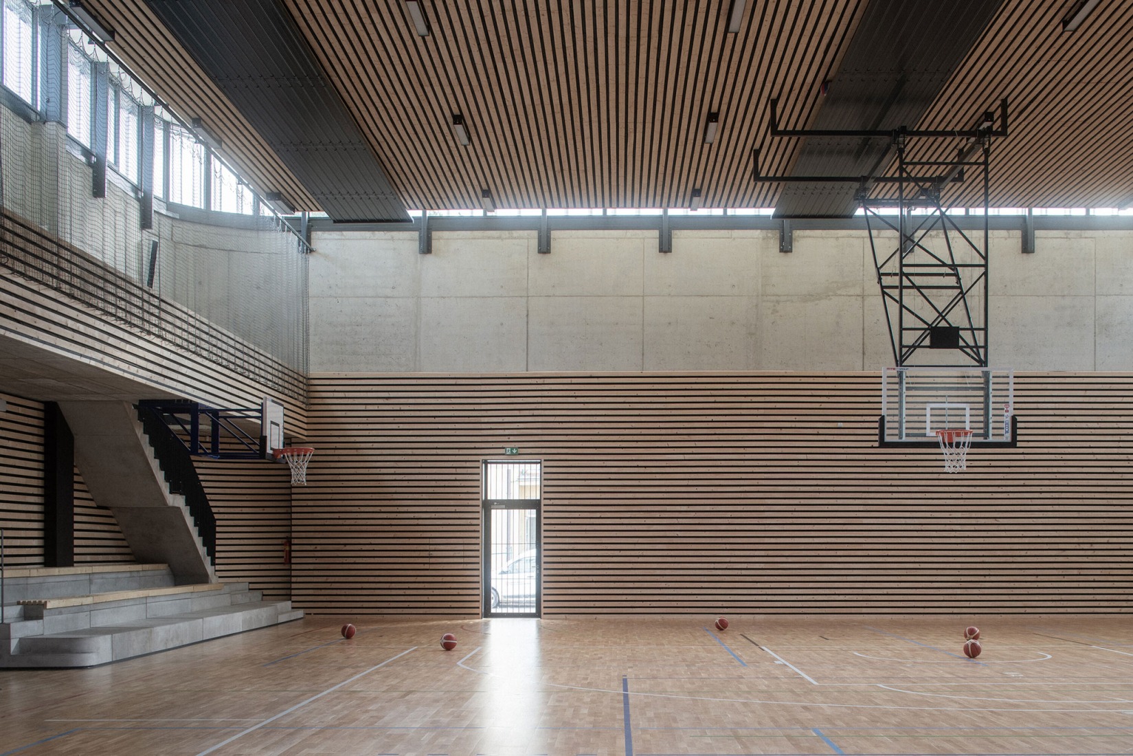 Pabellón deportivo de Řevnice por Grido architekti. Fotografía por Alex Shoots Buildings.