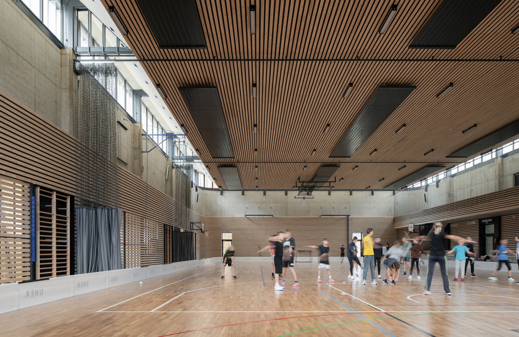 Pabellón deportivo de Řevnice por Grido architekti. Fotografía por Alex Shoots Buildings.
