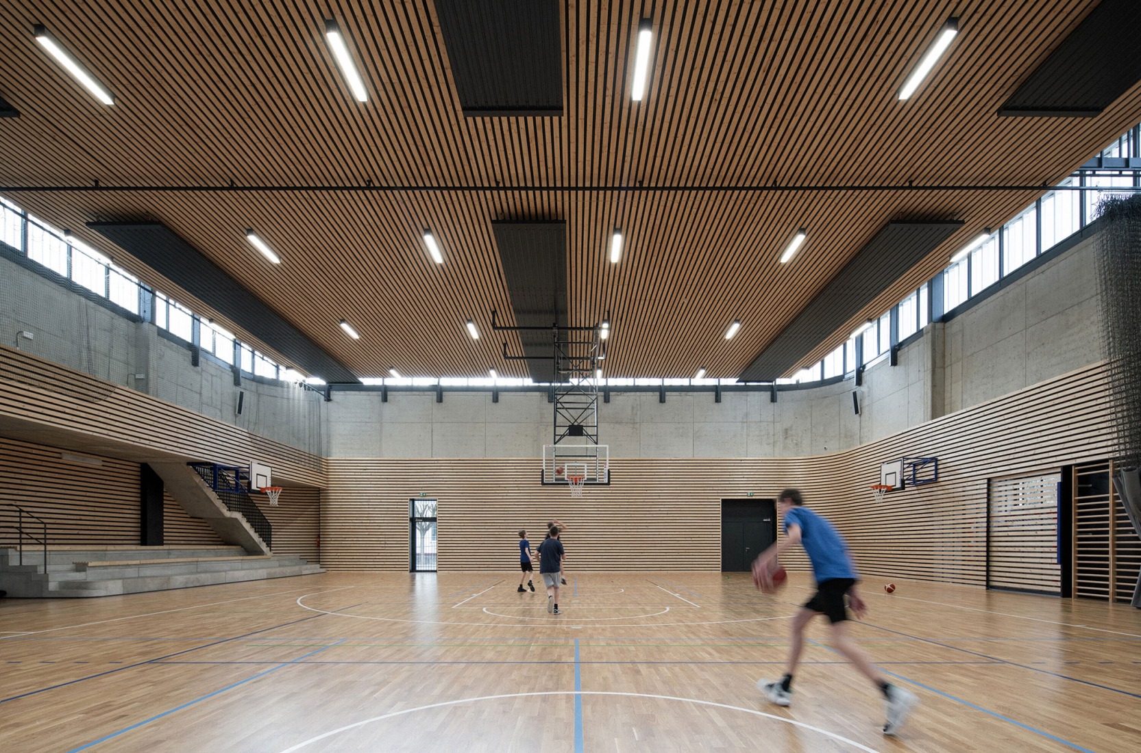 Pabellón deportivo de Řevnice por Grido architekti. Fotografía por Alex Shoots Buildings.