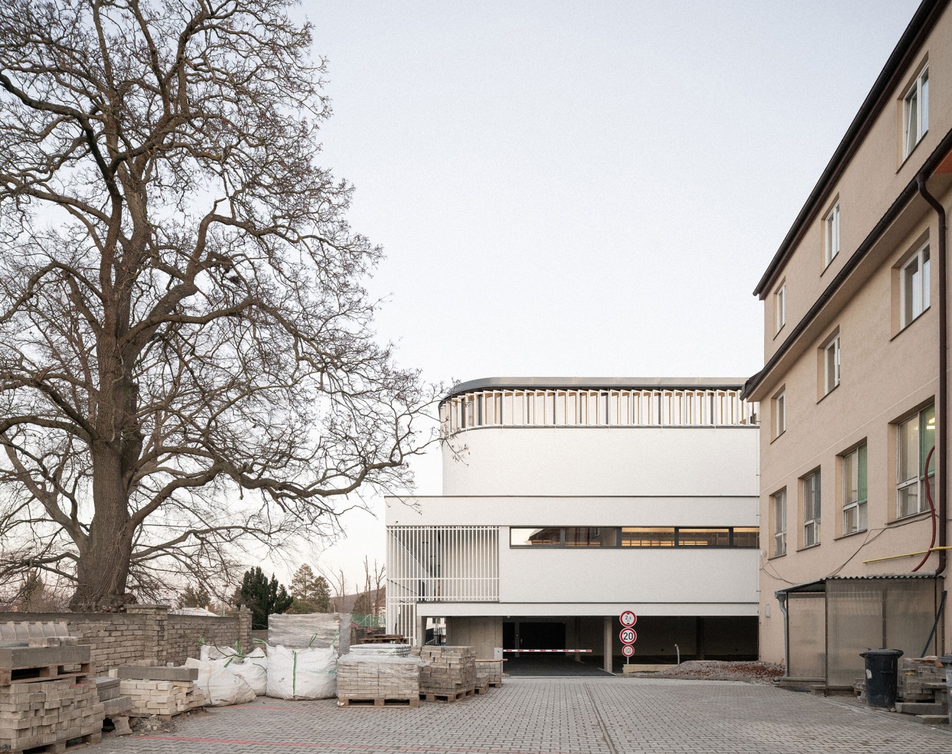 Pabellón deportivo de Řevnice por Grido architekti. Fotografía por Alex Shoots Buildings.