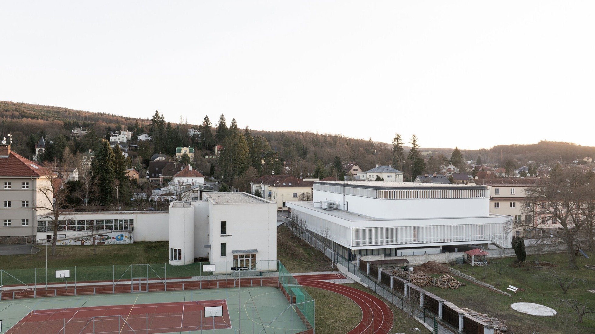 Pabellón deportivo de Řevnice por Grido architekti. Fotografía por Alex Shoots Buildings.