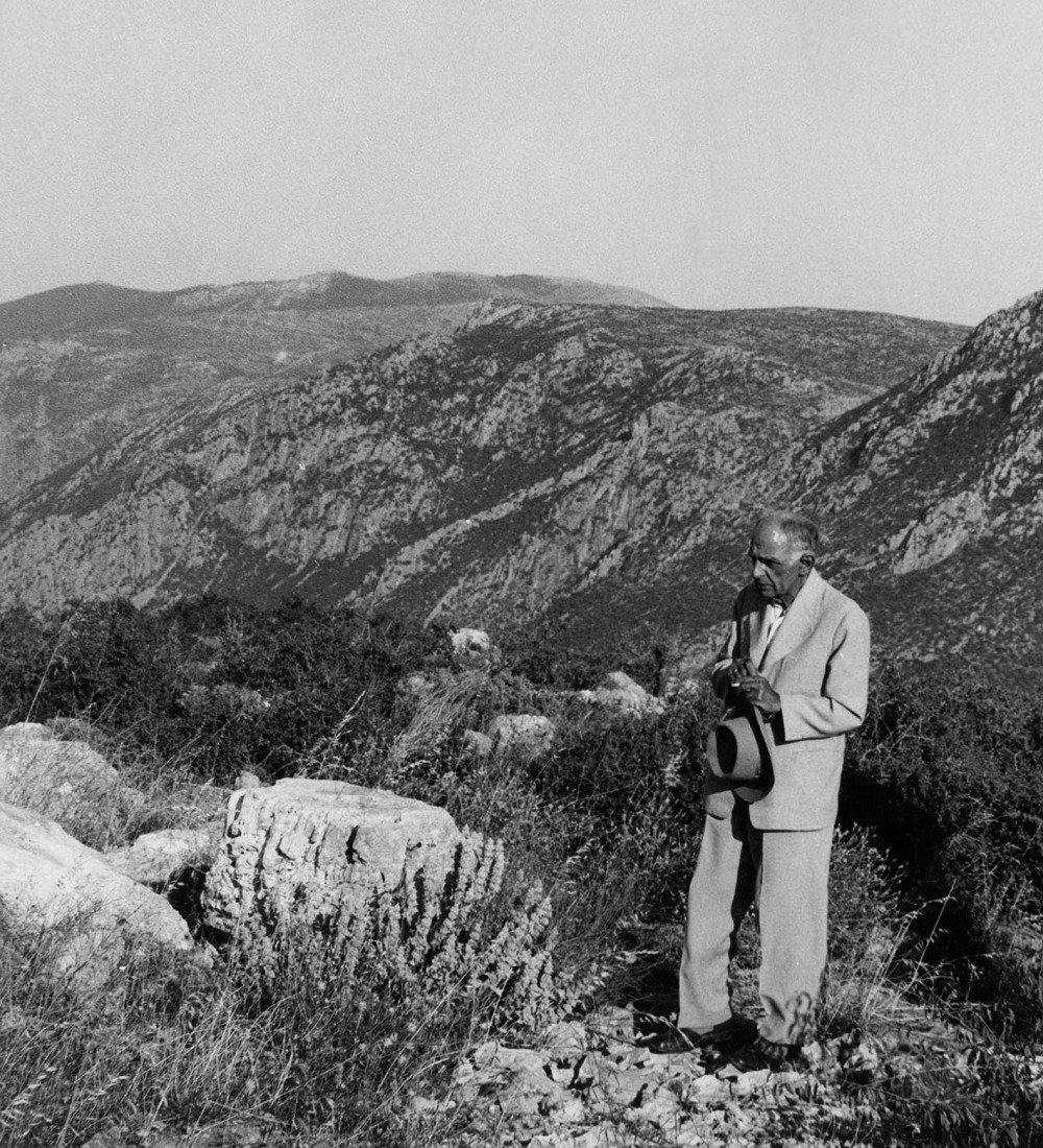 Dimitris Pikionis en Delfos. Fotografía cortesía por Benaki Museum / Modern Greek Architecture Archives.