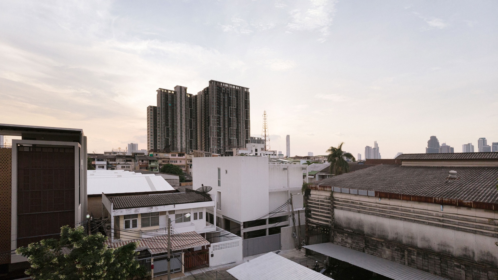 Casa Sebsiri por PHTAA living design. Fotografía por Kukkong Thirathomrongkiat.