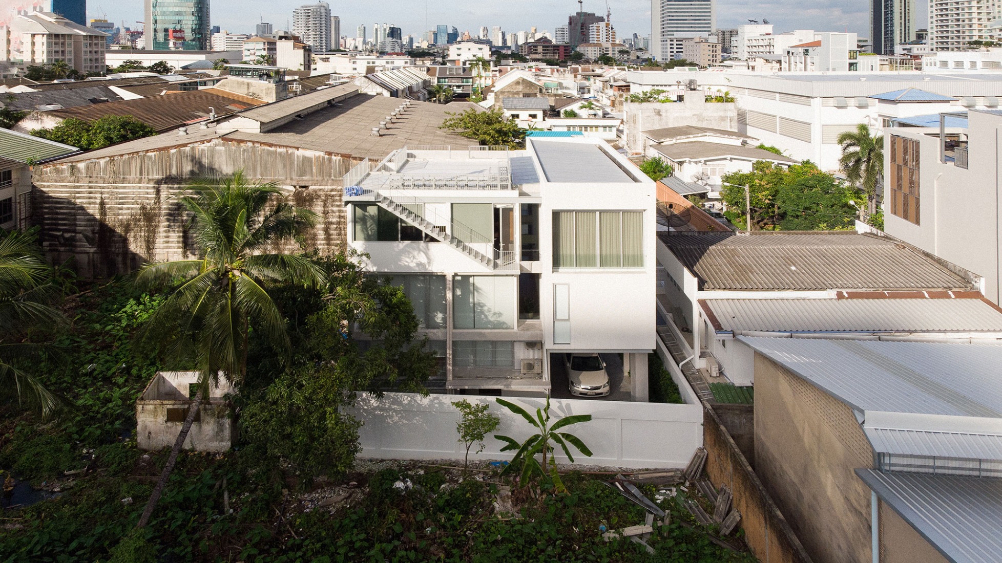 Casa Sebsiri por PHTAA living design. Fotografía por Kukkong Thirathomrongkiat.