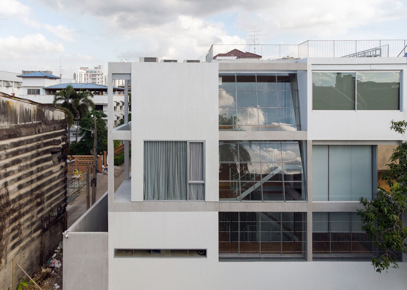 Casa Sebsiri por PHTAA living design. Fotografía por Kukkong Thirathomrongkiat.
