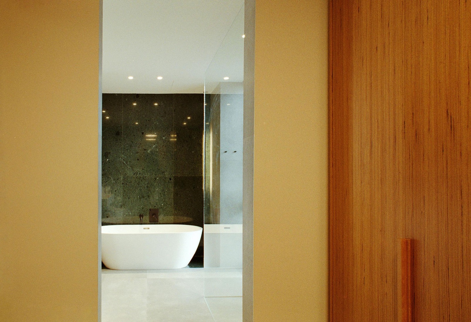 Casa Sebsiri por PHTAA living design. Fotografía por Kukkong Thirathomrongkiat.