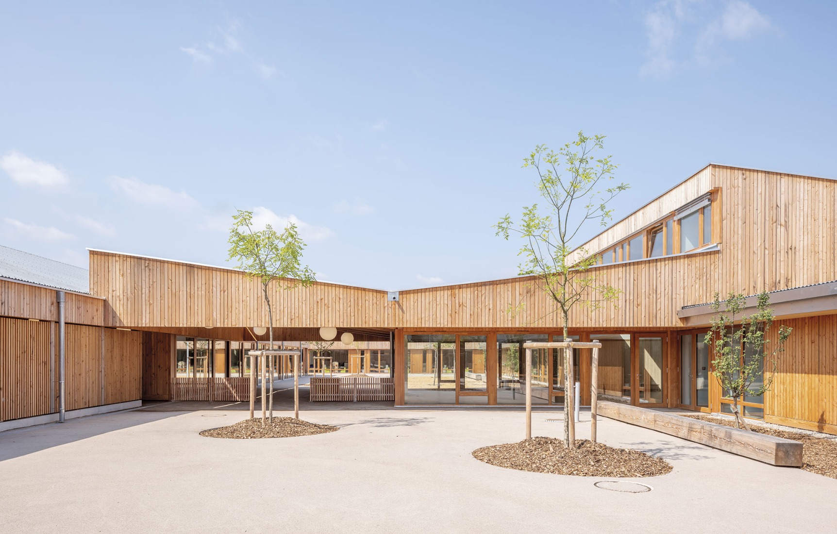 Guardería y centro de ocio Elsa Triolet por Richter architectes et associés. Fotografía por Luc Boegly.