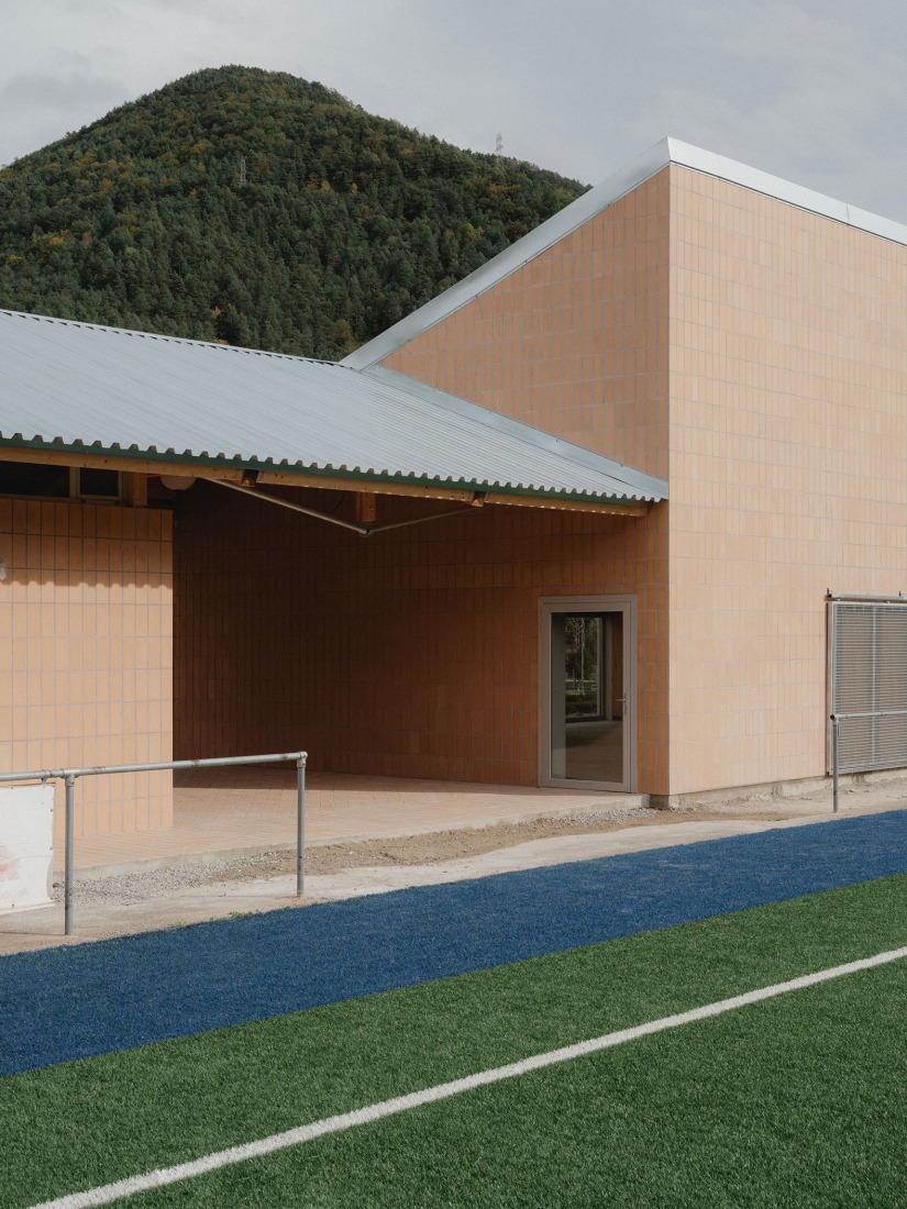 Ripoll, pabellón deportivo por MH.AP + Sergi Serrat. Fotografía por Pol Masip.