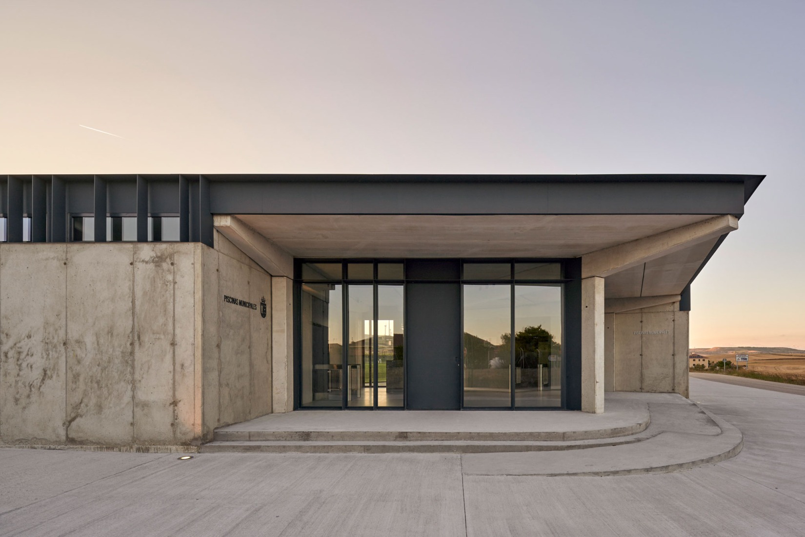 Public swimming pools by BOV estudio. Photography by Javier Bravo.