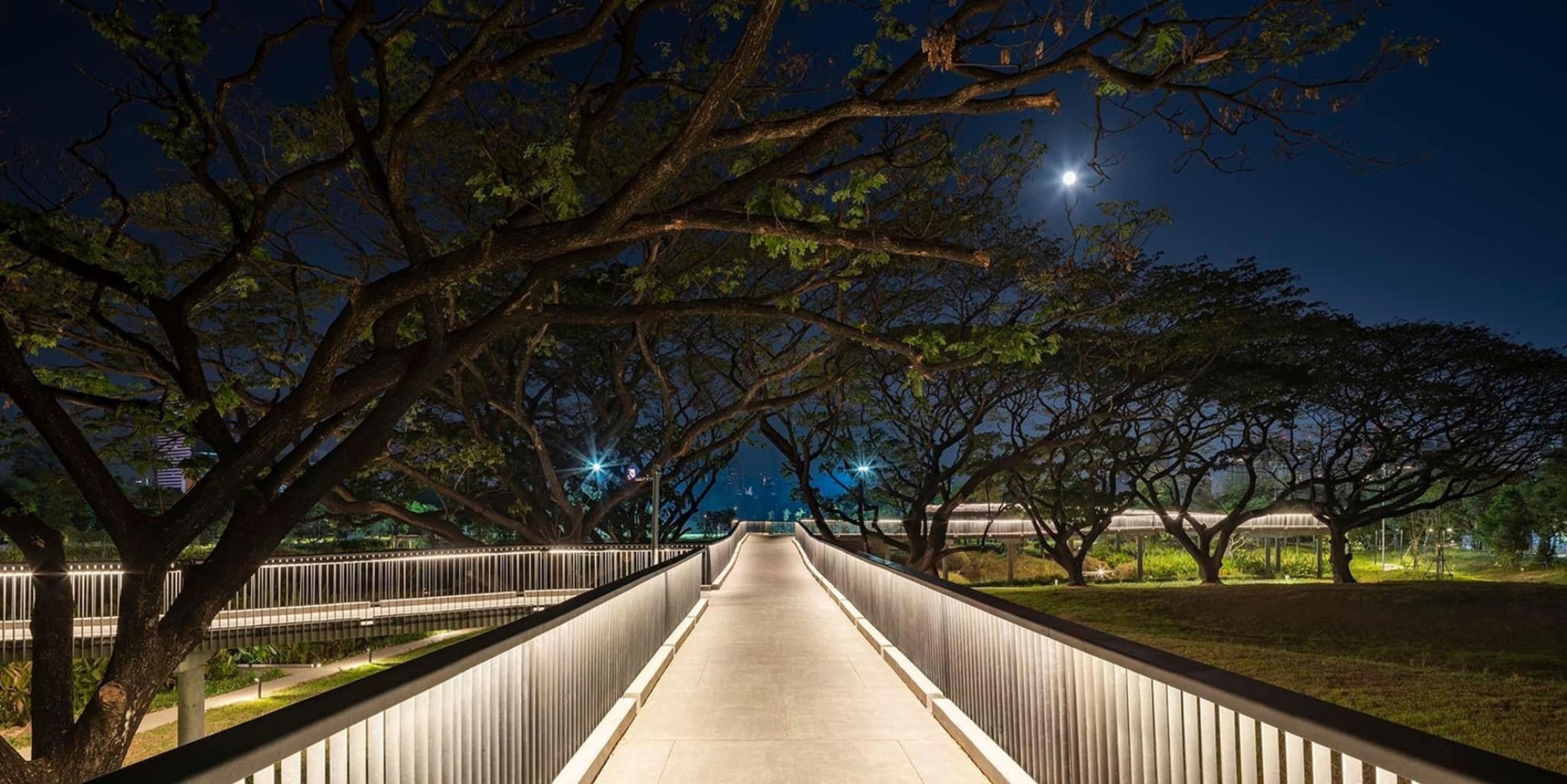Parque forestal Benjakitti por Turenscape + Arsomsilp Community and Environmental Architect. Fotografía por Srirath Somsawat.