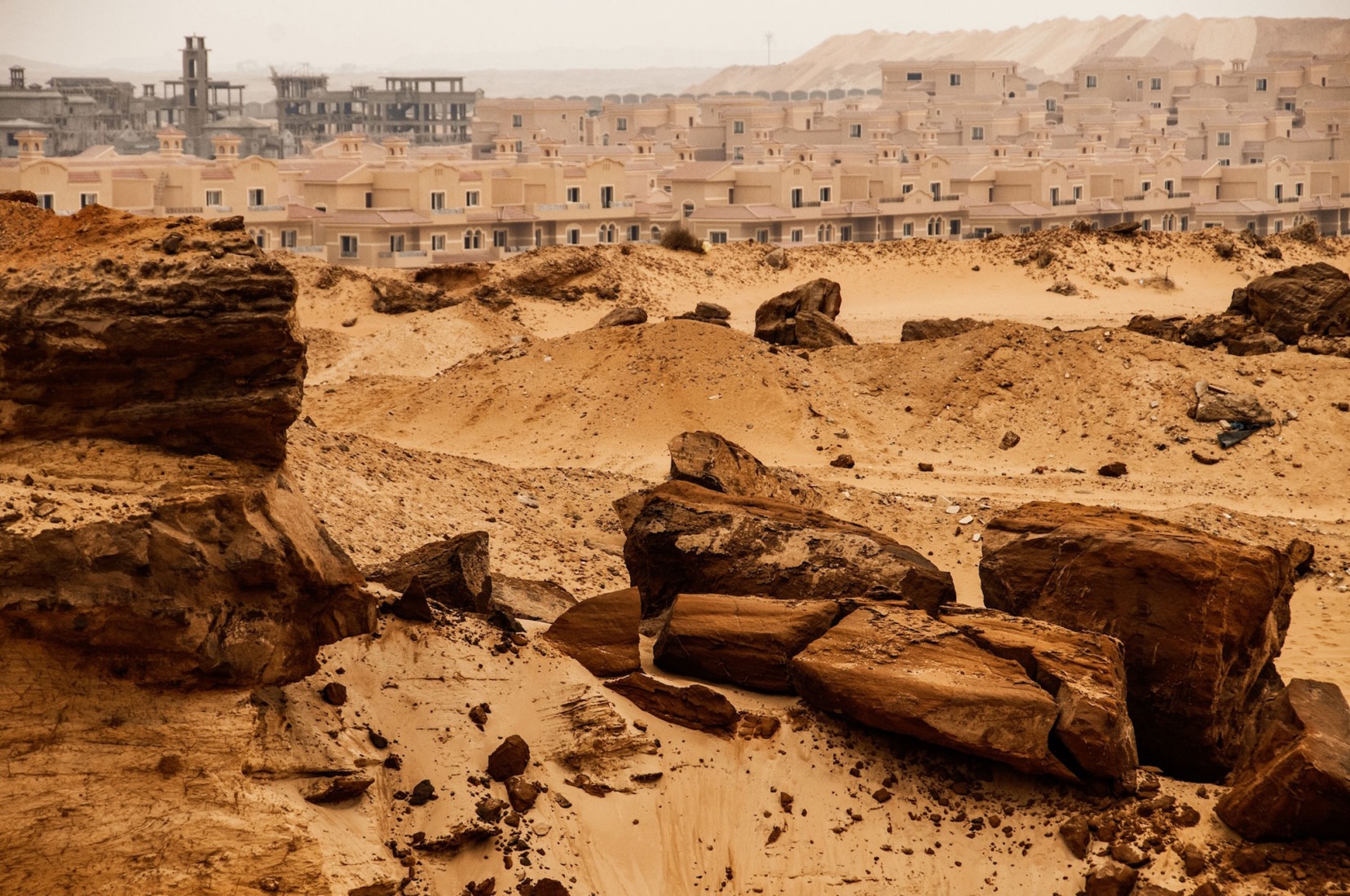 «Living with the Rock» por Manuel Alvarez Diestro. Fotografía por Manuel Alvarez Diestro.