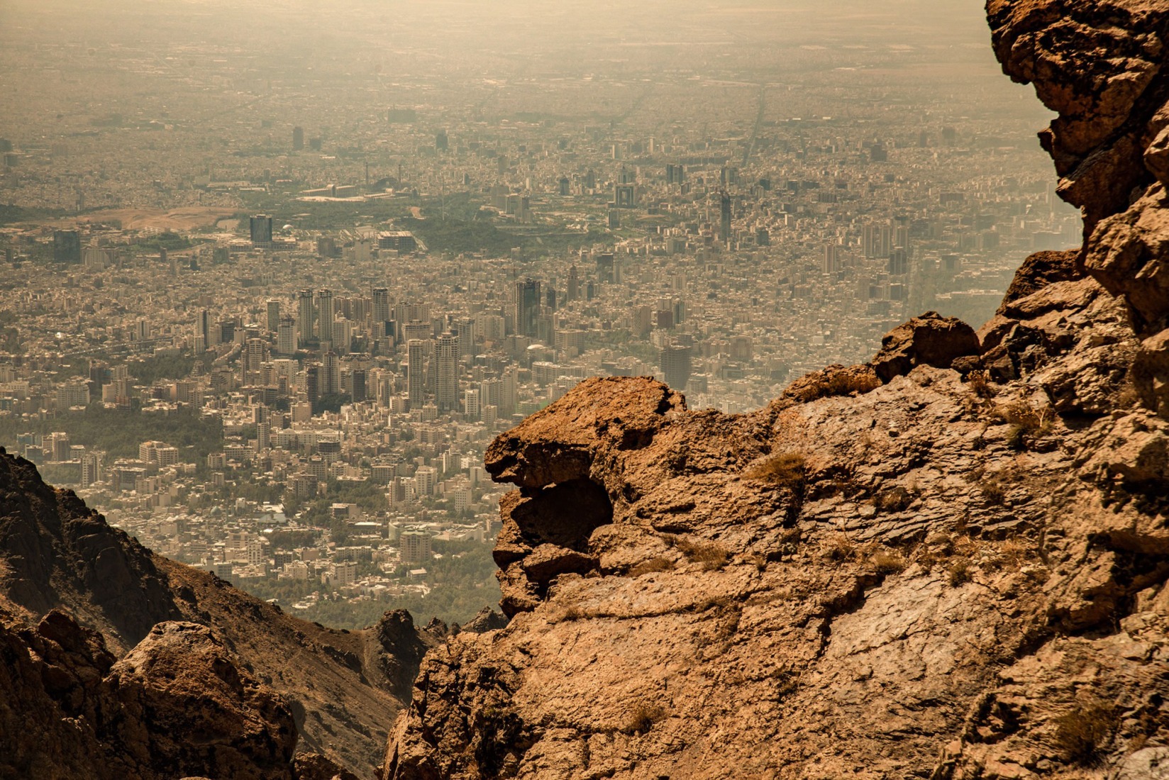 «Living with the Rock» por Manuel Alvarez Diestro. Fotografía por Manuel Alvarez Diestro.