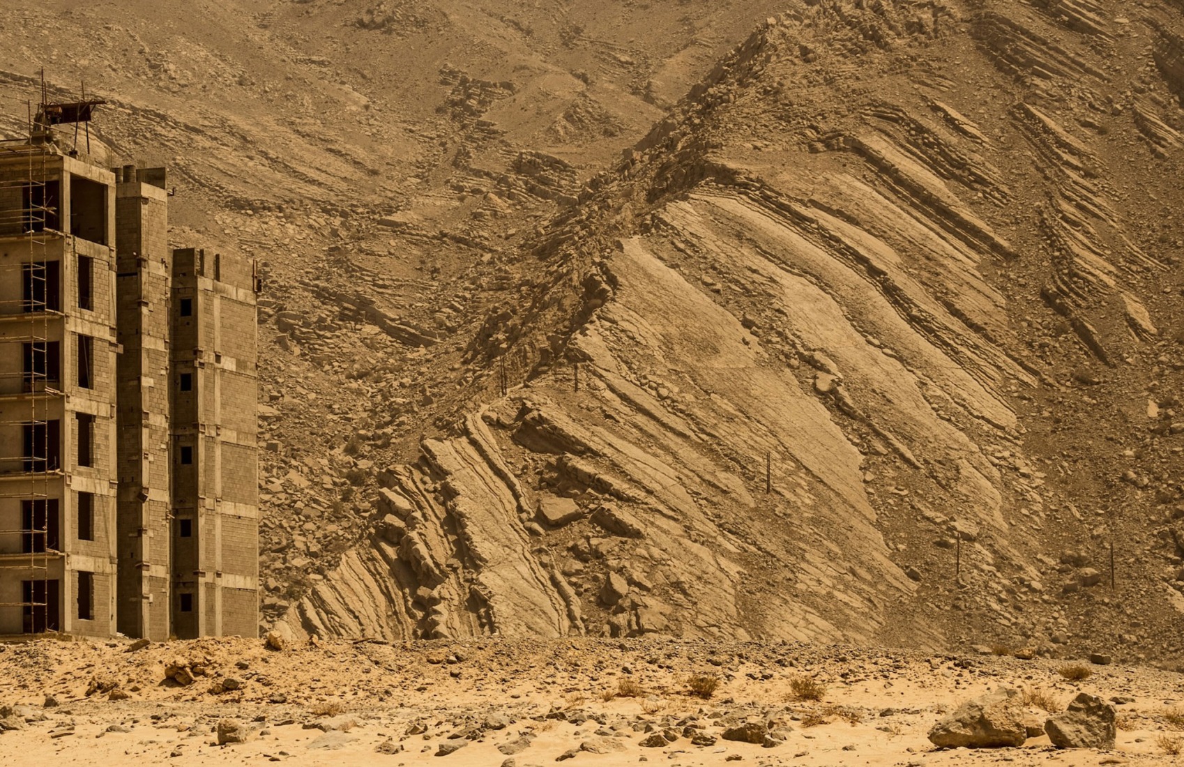 «Living with the Rock» por Manuel Alvarez Diestro. Fotografía por Manuel Alvarez Diestro.
