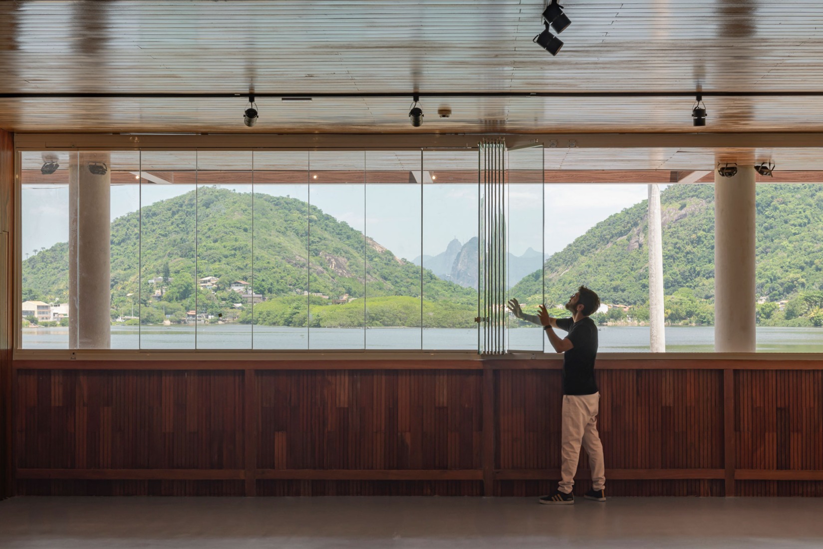 Eco-Museum y el parque Orla Piratininga por KAAN Architects. Fotografía por Sebastian van Damme.