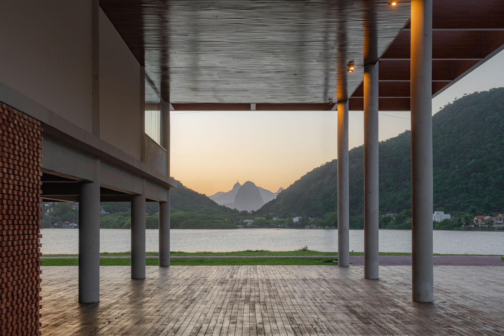 Eco-Museum y el parque Orla Piratininga por KAAN Architects. Fotografía por Sebastian van Damme.