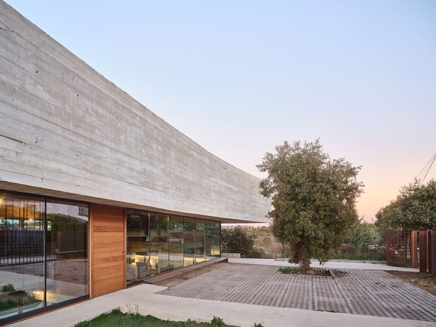 Oak House by MUKA arquitectura. Photograph by Adrià Goula.