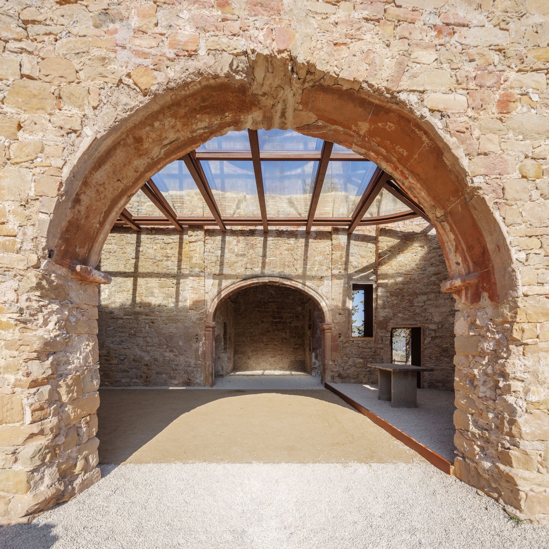 Rehabilitación de la iglesia de Sant Esteve por Santamaria Arquitectes. Fotografía por Judith Casas.