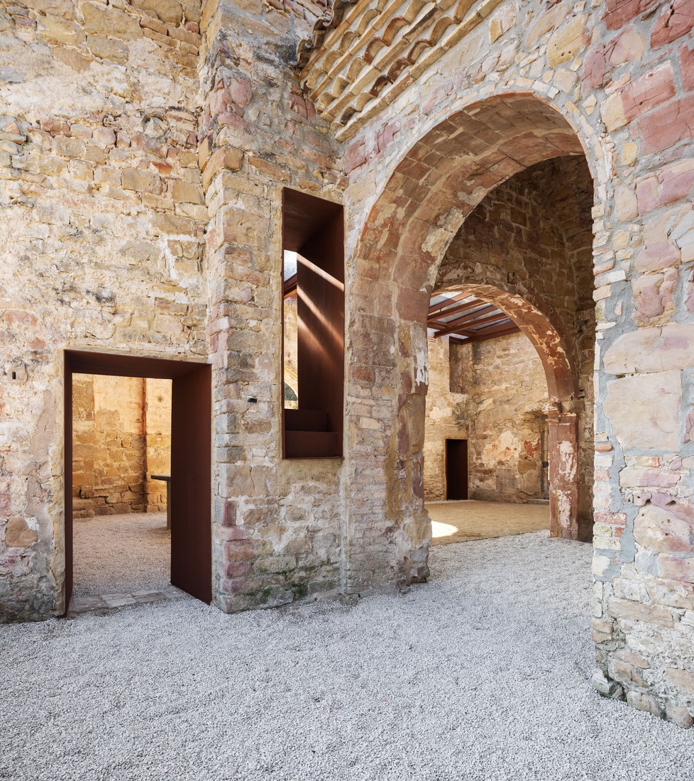Rehabilitación de la iglesia de Sant Esteve por Santamaria Arquitectes. Fotografía por Judith Casas.