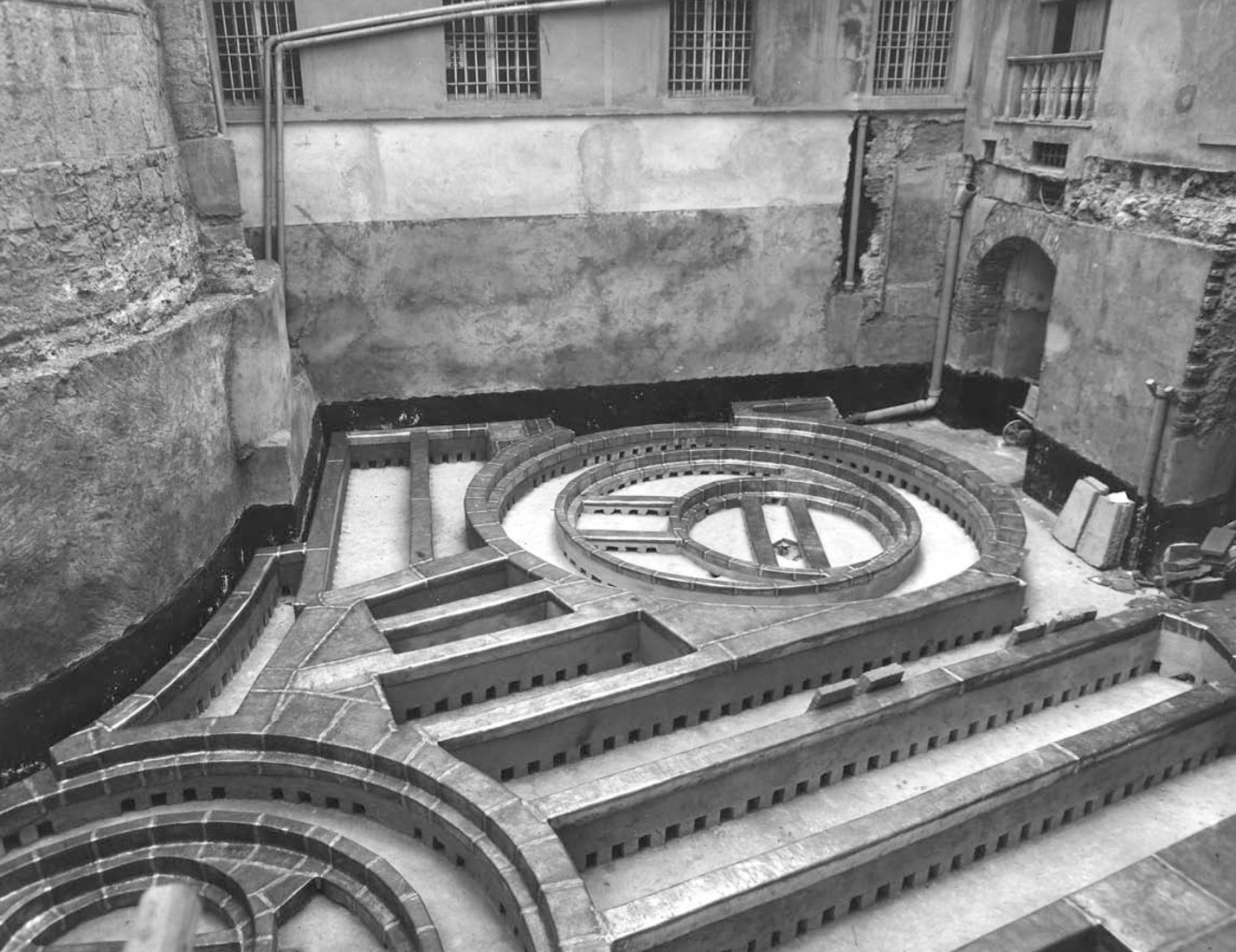 Construction. San Lorenzo Treasure Museum by Franco Albini. 