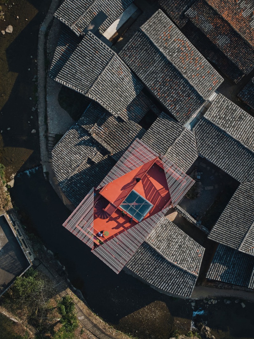 The rooftop embodies the "Four Waters Returning to the Courtyard" essence from traditional architecture. Songzhuang Z Museum by Team_BLDG. Photograph by Jonathan Leijonhufvud.