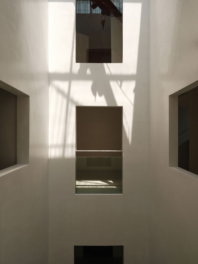 The natural light in the atrium changes with time. Songzhuang Z Museum by Team_BLDG. Photograph by Jonathan Leijonhufvud.