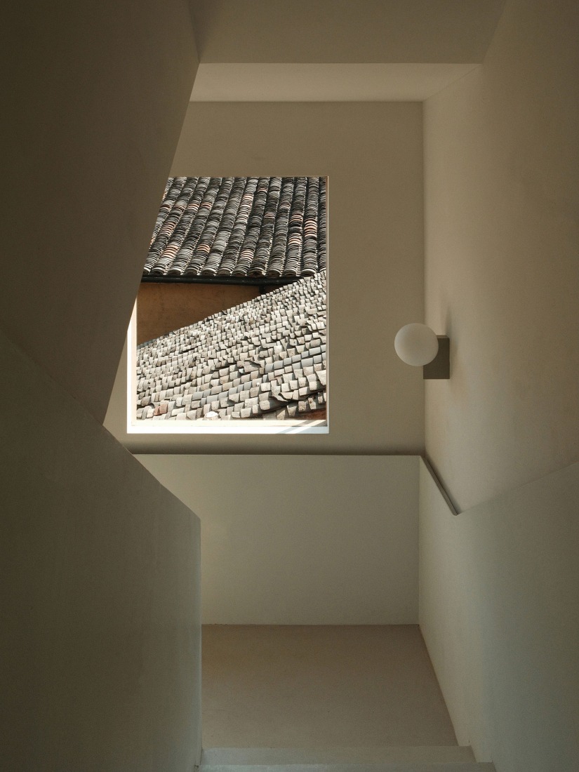 The simple and novel interior forms an interesting dialogue with the intricate and ancient eaves. Songzhuang Z Museum by Team_BLDG. Photograph by Jonathan Leijonhufvud.