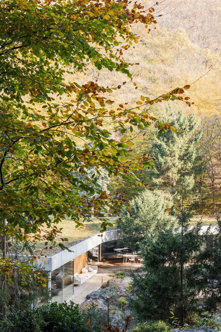 Casa Banánka por Paulíny Hovorka Architects. Fotografía por Matej Hakár.