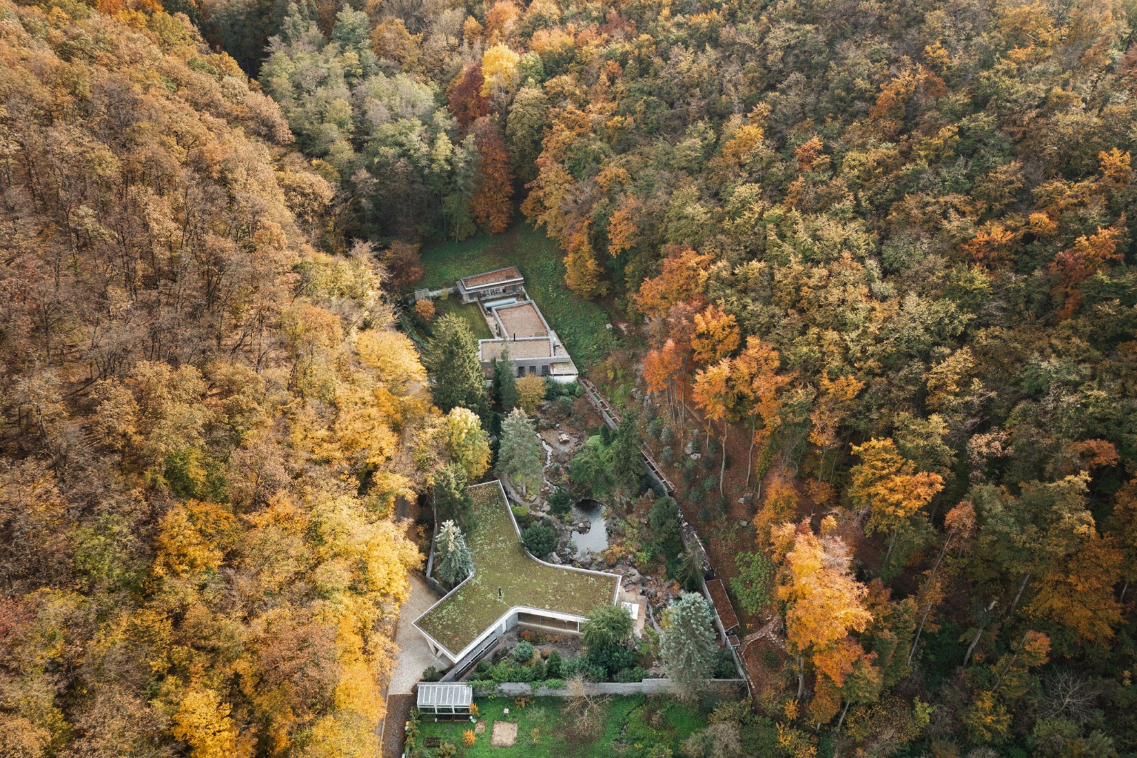 Casa Banánka por Paulíny Hovorka Architects. Fotografía por Matej Hakár.